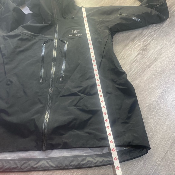 Arc’teryx Black GORE-TEX Hooded Shell Jacket – High-Performance Outdoor Gear - Picture 11 of 15